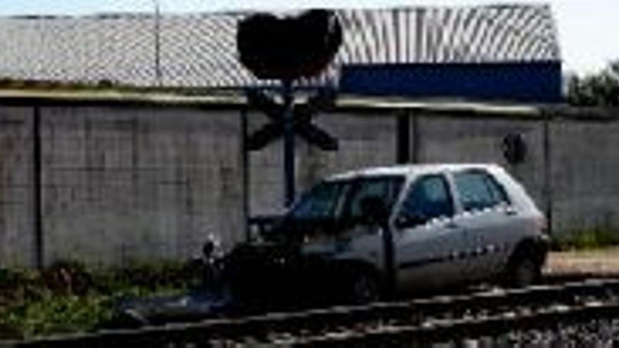 Un tren arrolla a un coche en un paso a nivel