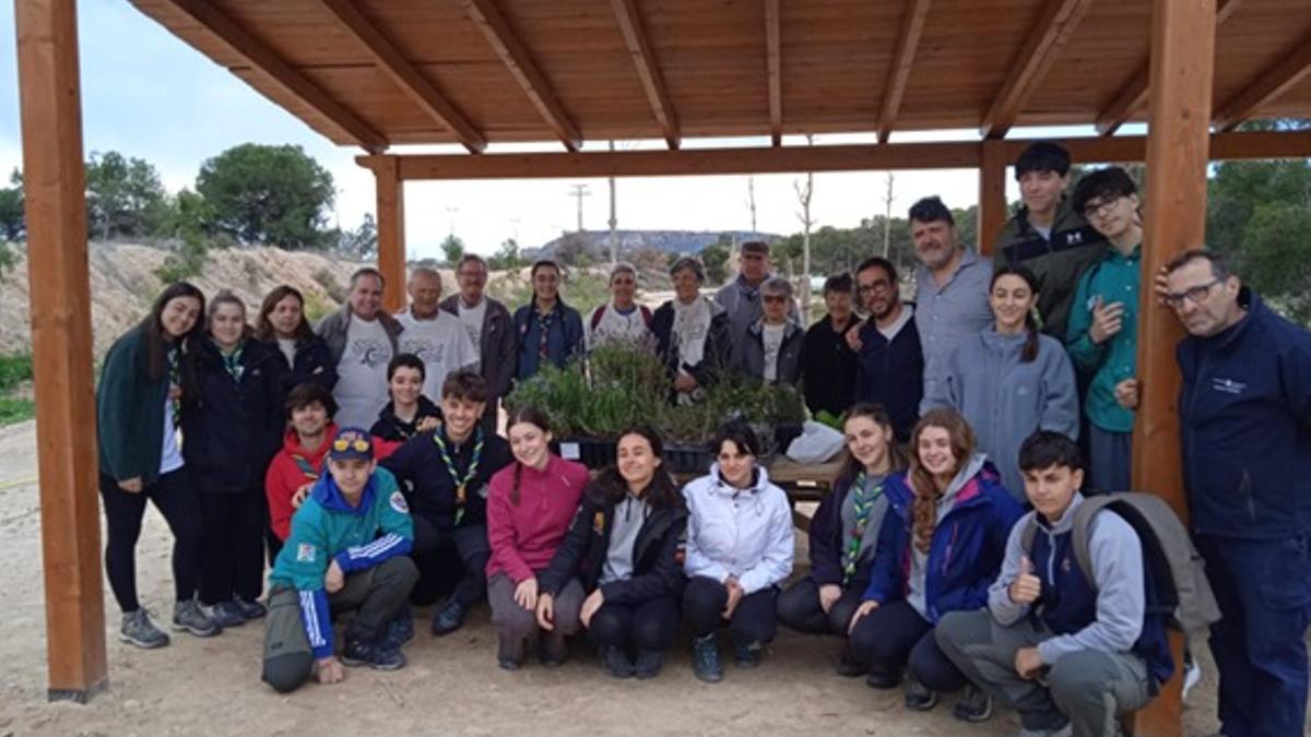 Participantes en la reforestación del área recreativa de Sant Joan d’Alacant
