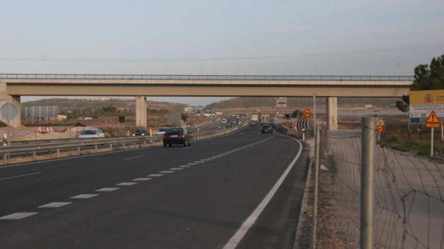 El viaducto de la línea de Alta Velocidad construido en Monforte sobre la autovía de Madrid.