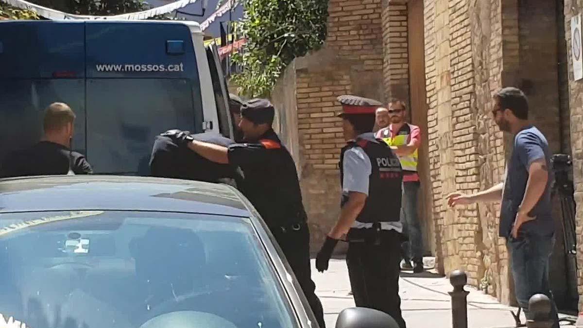 Registro en el piso donde se cometió la presunta violación a una menor en Manresa