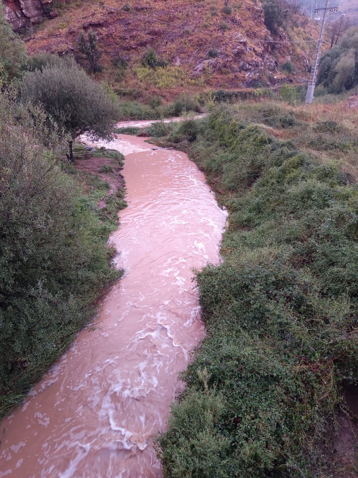 La rápida crecida del río Palancia, este sábado a su paso por Bejís