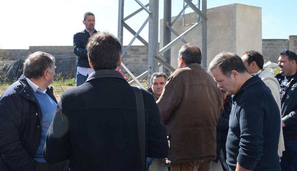 Los periodistas piden a representantes de ambas entidades que expliquen claramente qué había ocurrido para que se anulase la fusión.