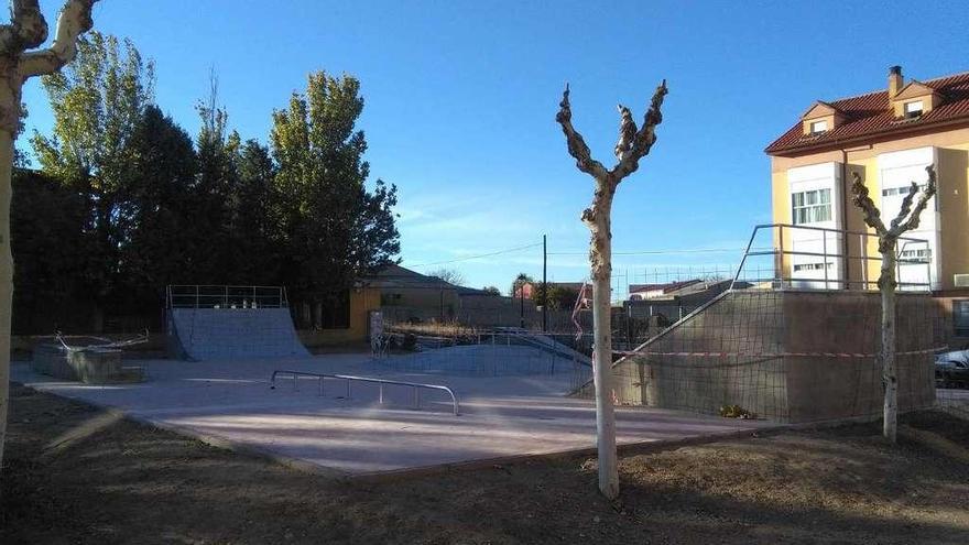 En la imagen, la nueva pista de skate park con los diferentes elementos para realizar saltos.