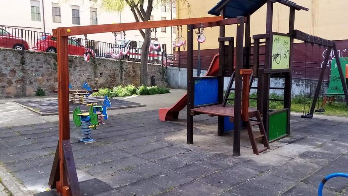 Parque infantil de Plasencia que sufrió destrozos por vandalismo, ya arreglado.