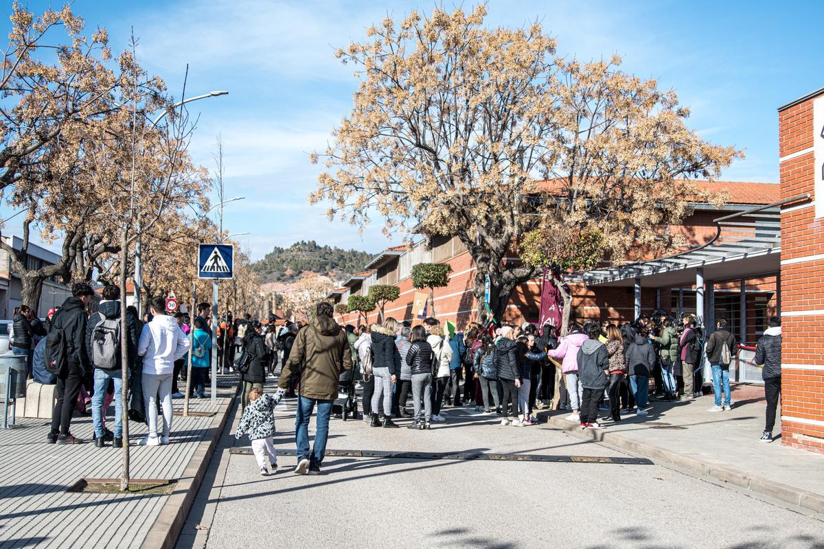 Protesta de alumnos y familiares de las gemelas de Sallent