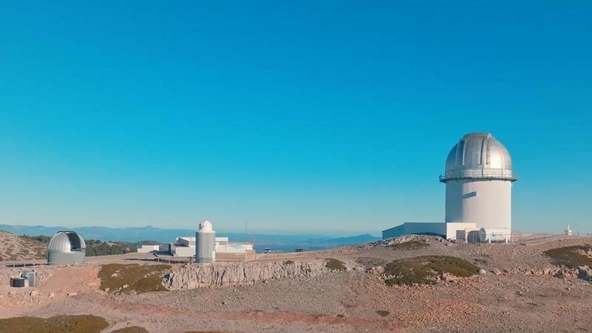 El nuevo telescopio y su edificio se ubicarán cerca de la cúpula del JAST80 (a la izquierda de la imagen).
