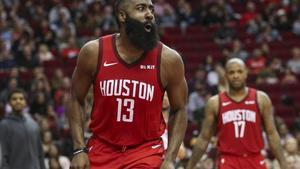 James Harden celebra de forma expresiva una canasta