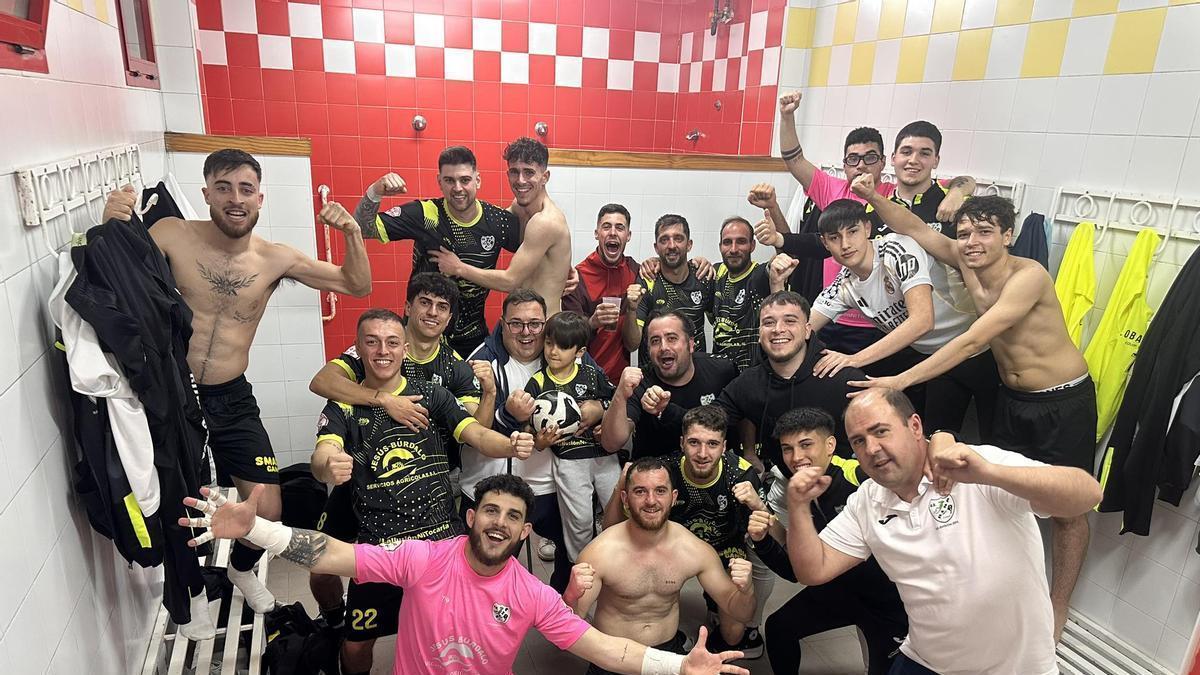 La plantilla del Rena celebra una victoria en un partido anterior.