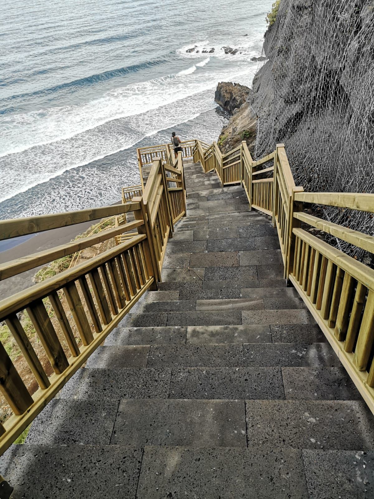 Nueva escalera de la playa de los patos