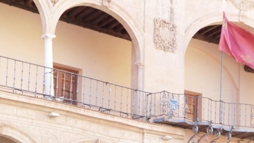 El alcalde de Lorca, Diego José Mateos, posa frente a la fachada del Ayuntamiento.