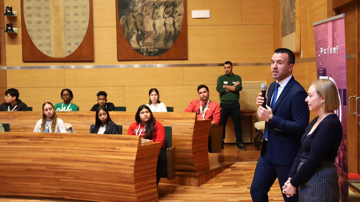 Mompó y Enguix, en el encuentro con jóvenes en la Diputación de Valencia.