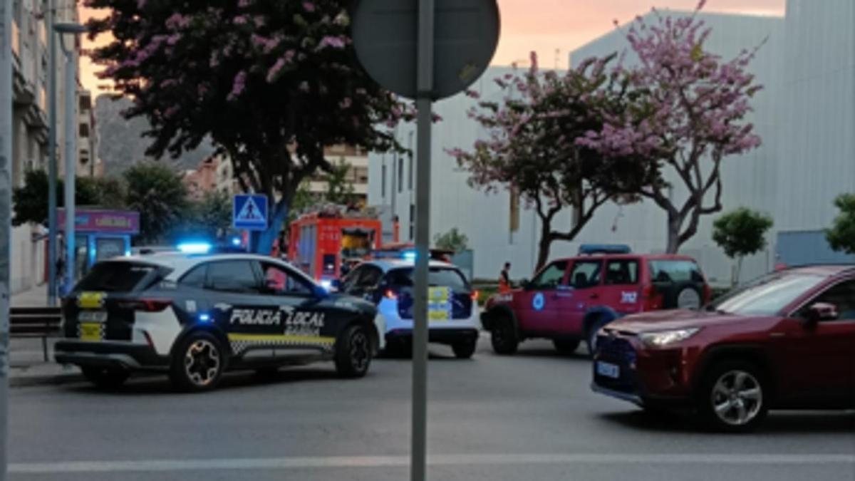 Una imatge de l’exterior de l’edifici sanitari de Roís de Corella durant la intervenció dels bombers i la policia
