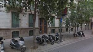 La finca de la calle de Mallorca, 244, donde ha sido desahuciada la FECAC.