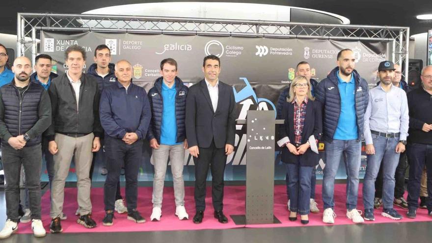 Organizadores de la Volta a Galicia BTT y autoridades, ayer, durante la presentación del evento en la Casa Consistorial de Lalín. | Bernabé