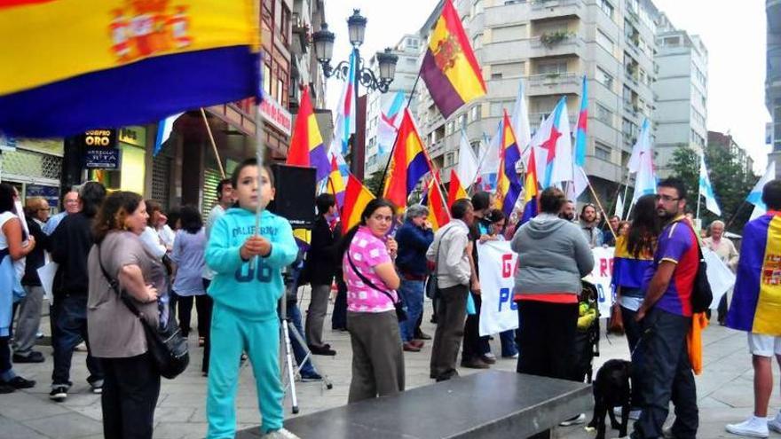 Las banderas republicanas e independentistas gallegas llenaron de color el acto de ayer.