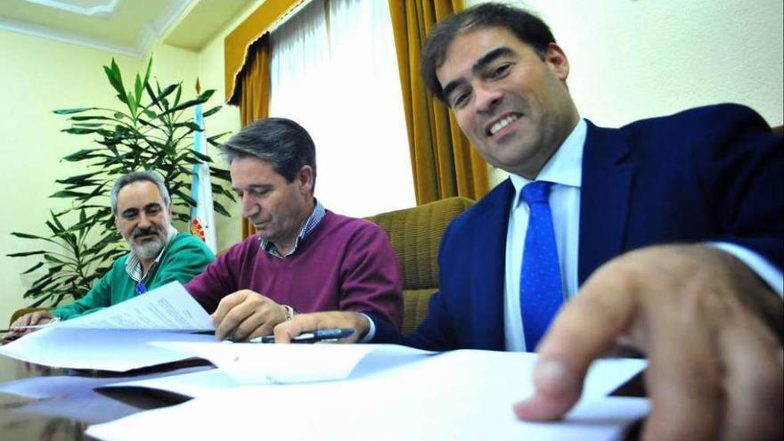 Firma del convenio entre Alberto Pazos, Pérez en presencia de Cores Tourís. // Iñaki Abella