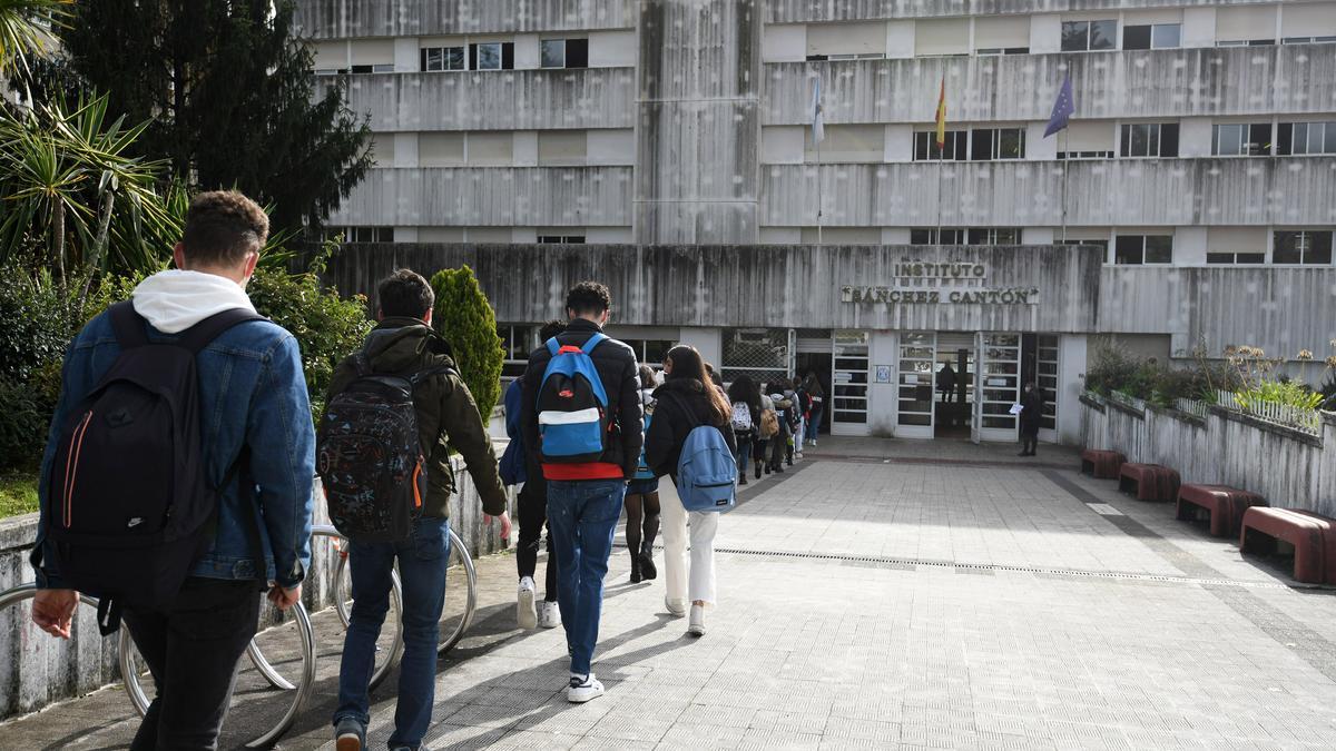 Alumnado entrando en el IES Sánchez Cantón.