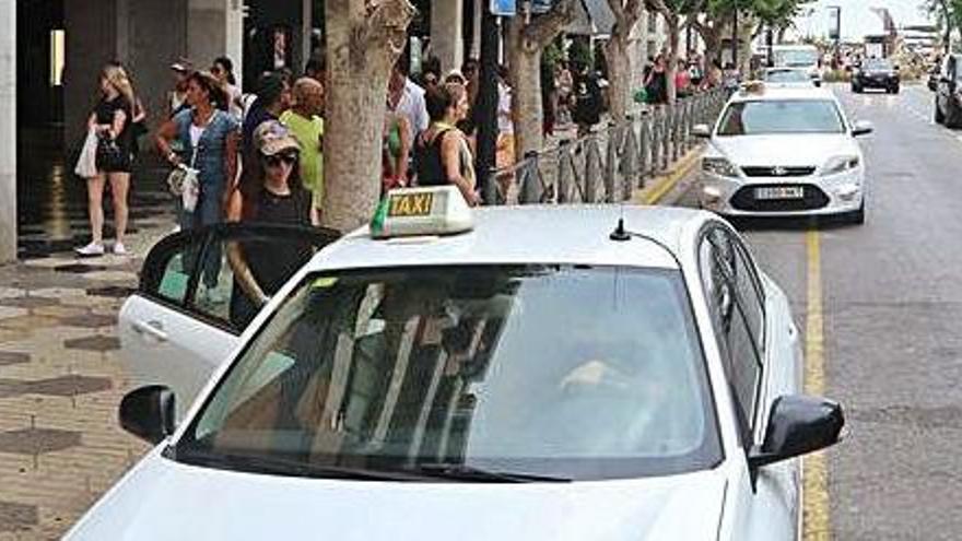 Un taxista atiende un servicio en la parada de la avenida de Bartomeu Roselló.