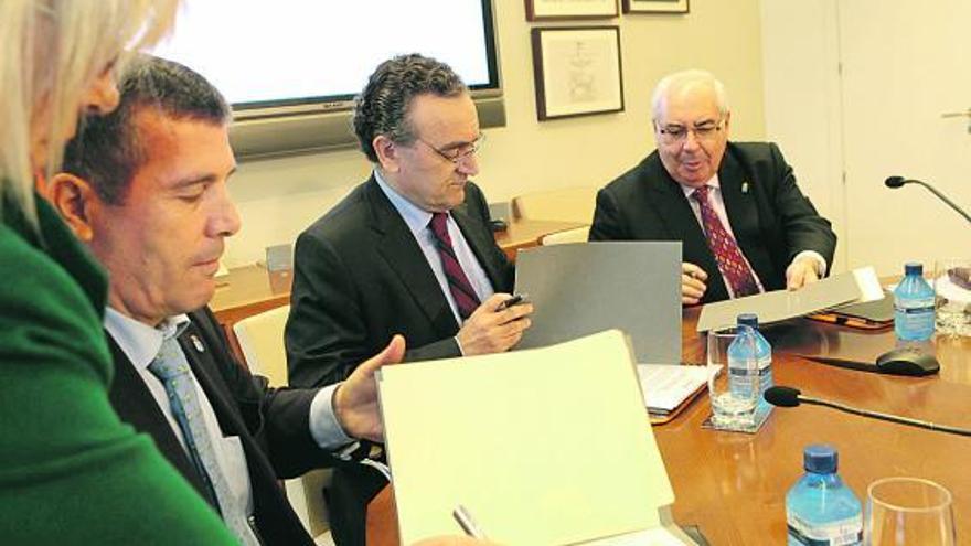 Por la izquierda, Herminio Sastre, Juan García-Conde y Vicente Álvarez Areces, en la firma del convenio.