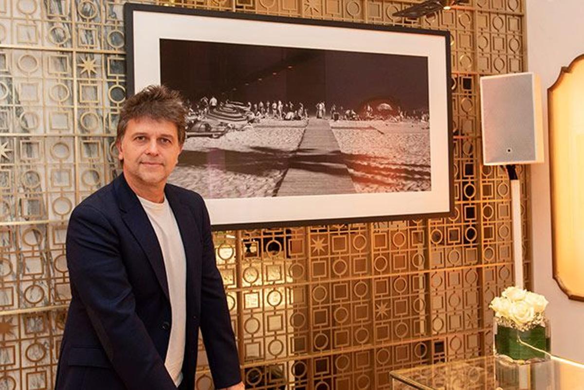Juan Carlos Fresnadillo junto a su obra "Moonstrucks"
