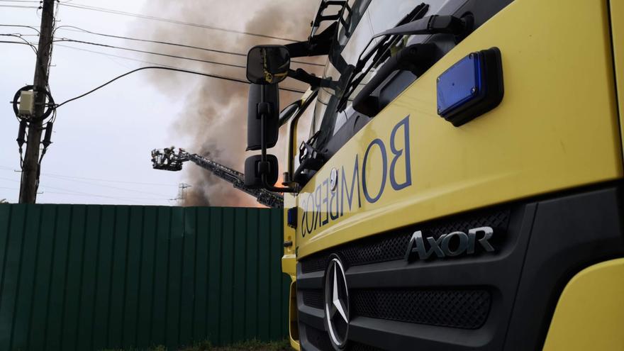 Una mujer y una niña pequeña, intoxicadas leves por inhalación de humo en un incendio en Raíces