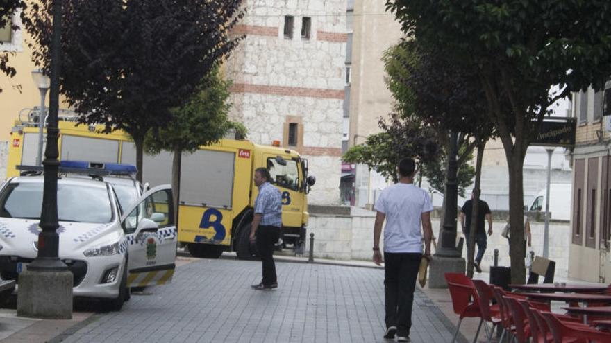 Los bomberos liberan a un hombre que quedó atrapado en el baño de una cafetería de Lugones