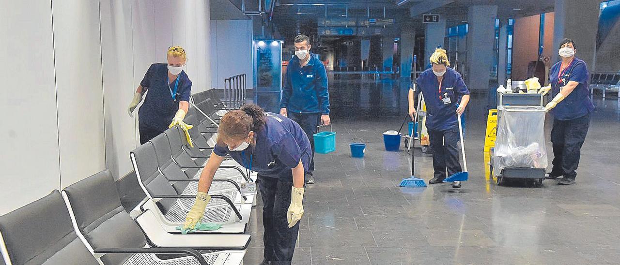 Personal de limpieza en el aeropuerto de Gran Canaria en las semanas de confinamiento.