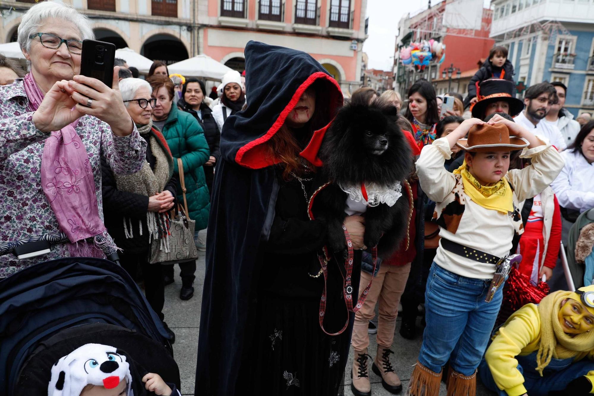 Las mascotas antroxaes desfilan ante su público