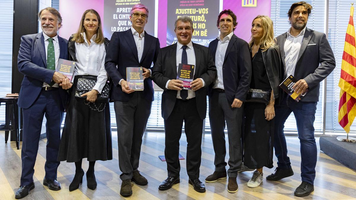 Jordi Llauradó, junto al presidente del FC Barcelona, Joan Laporta, en la presentación del libro &quot;Apretaos el cinturón, que nos lo pasaremos bien&quot;