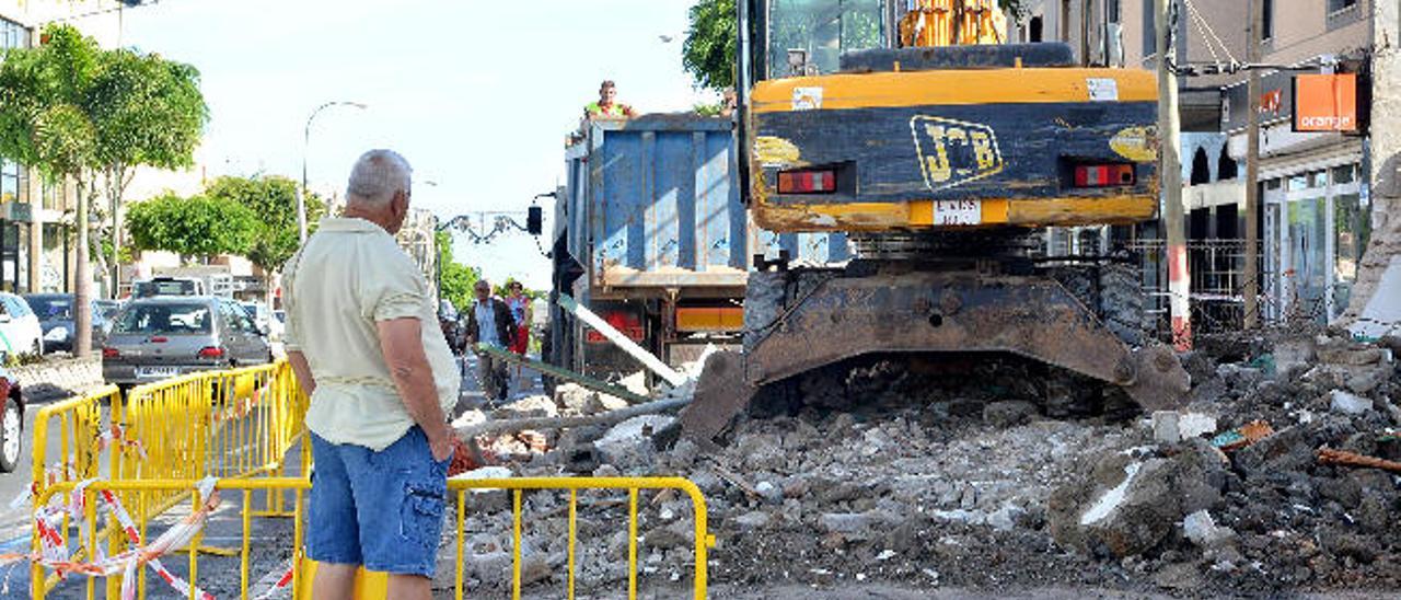 Ingenio derriba la casa que interrumpía la calle con más comercios de Carrizal