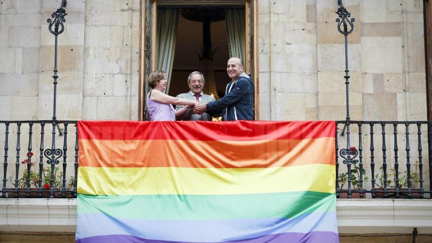 El tripartito envolverá de arcoíris 28 árboles de Los Álamos para celebrar el Orgullo Gay