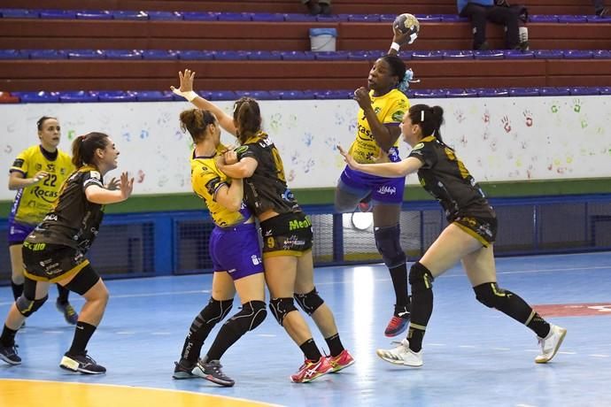 26-02-20 DEPORTES. PABELLON DE LAS REMUDAS. BARRIO DE LAS REMUDAS. TELDE. Partido de balonmano femenino entre el Remudas Rocasa y el Guardés disputado en Pabelloon Antonio Moreno del barrio teldense de Las Remudas.    Fotos: Juan Castro.  | 26/02/2020 | Fotógrafo: Juan Carlos Castro