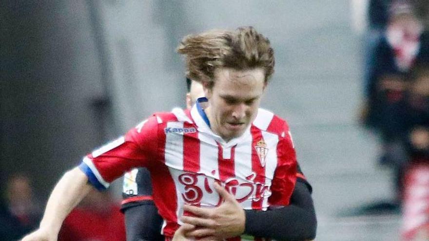 Halilovic, agarrado por el jugador del Athletic Balenciaga.