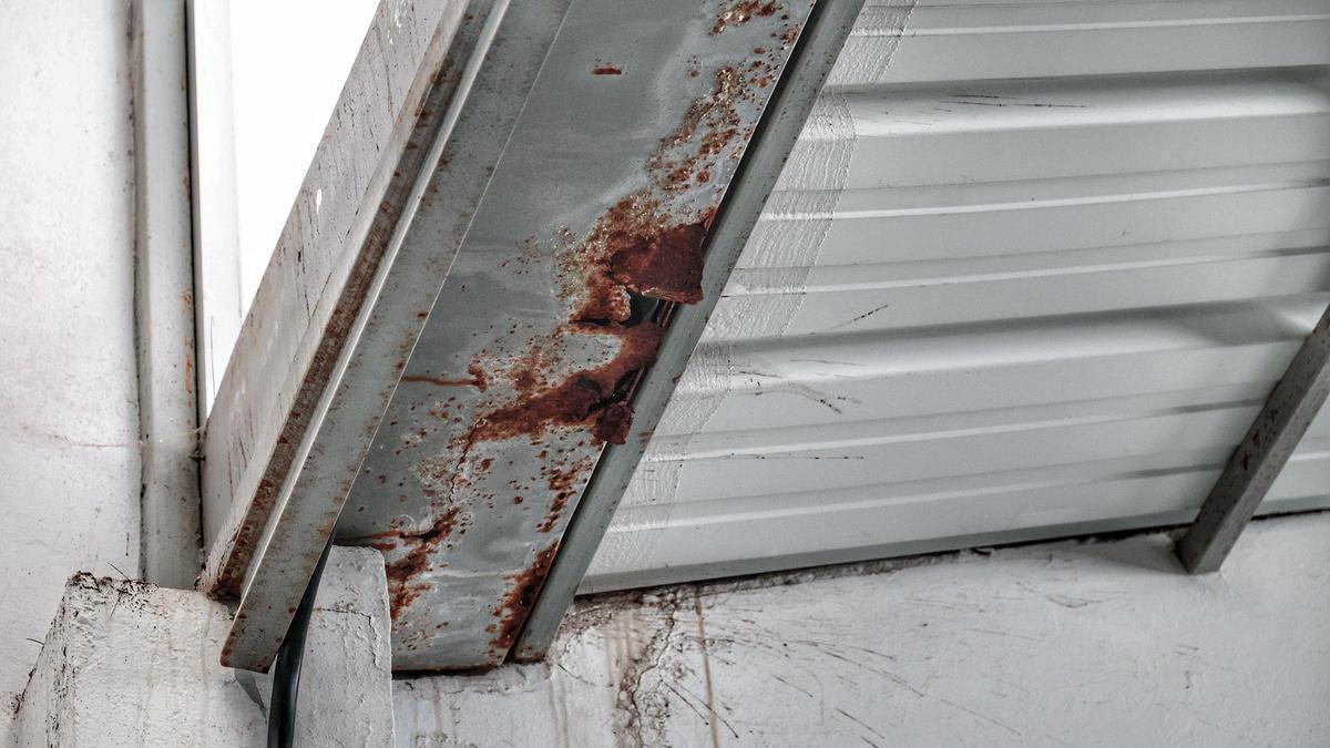 Daño en la cubierta de un edificio escolar debido a las humedades.