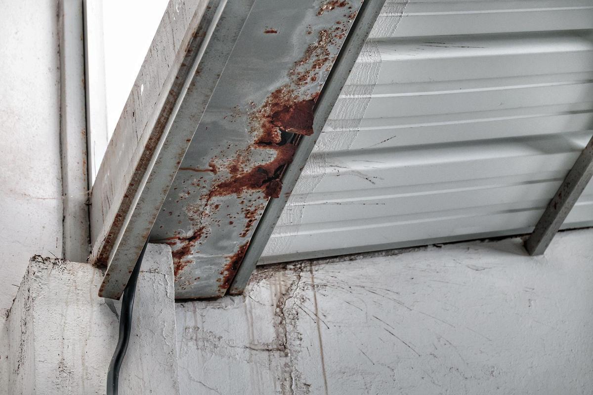 Daño en la cubierta de un edificio escolar debido a las humedades.
