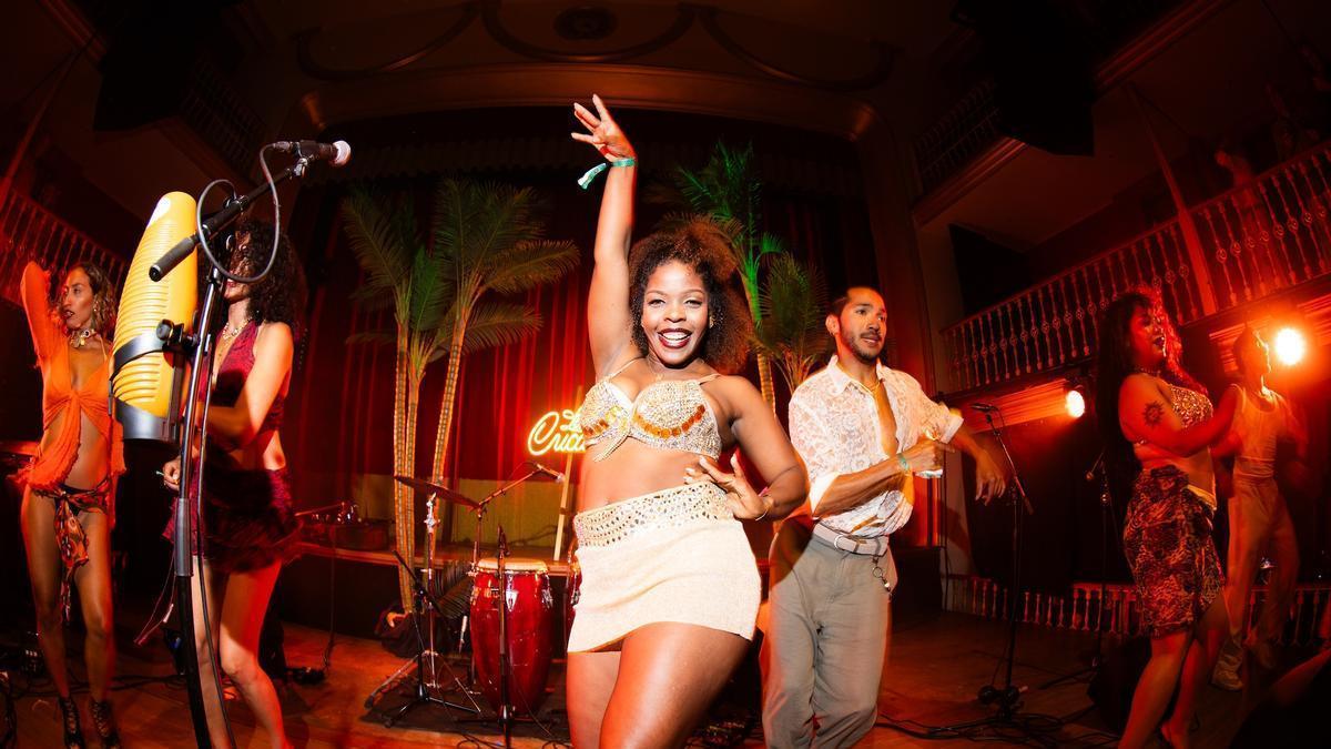 Baile y música en la fiesta 'La Cucaracha' en el Teatro Pereyra