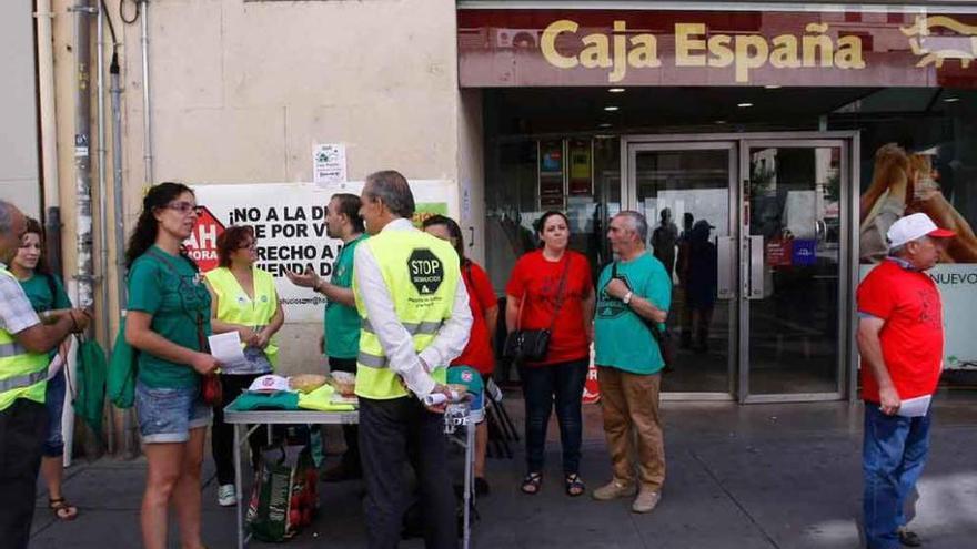 Protesta de la PAH en Caja España, ayer.