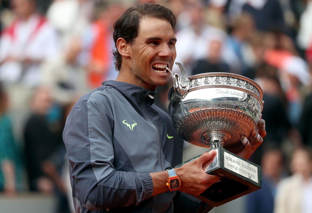 Paris (France), 09/06/2019.- Rafael Nadal of Spain poses with the trophy after winning the men'Äôs final match against Dominic Thiem of Austria during the French Open tennis tournament at Roland Garros in Paris, France, 09 June 2019. Nadal won the French Open title 12th times. (Tenis, Abierto, Abierto, Francia, España) EFE/EPA/SRDJAN SUKI. Rafa Nadal. Tenis, tenistas, celebraciones, triunfos, Roland Garros, 12 títulos, trofeos