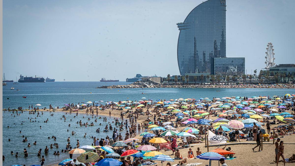 Barcelona despide la semana con las playas llenas y a la espera de un nuevo episodio de calor
