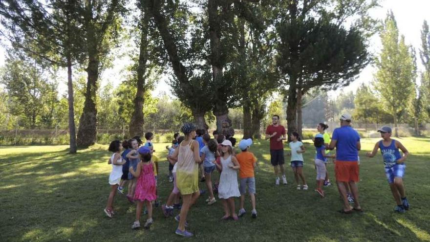 El grupo de niños en el campamento de verano organizado en Santa Cristina, en la mañana de ayer.