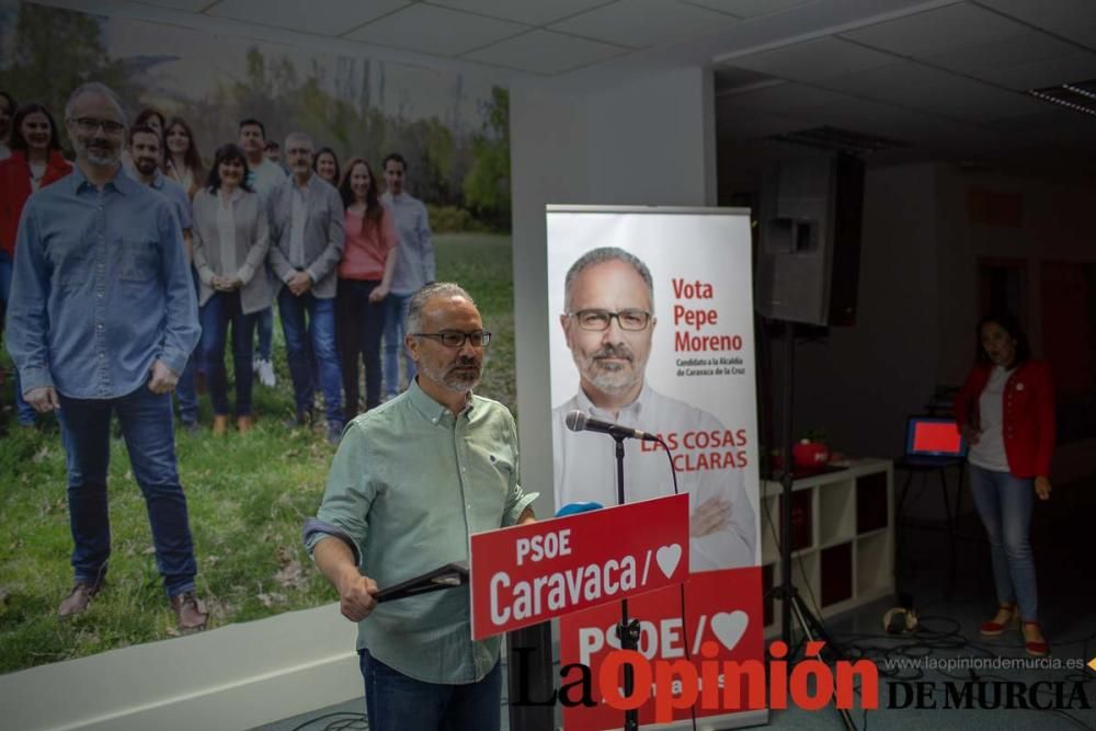 Pegada de carteles en Caravaca