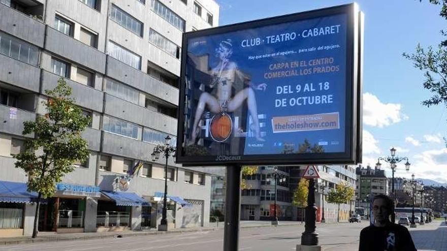 Uno de los carteles que anuncian &quot;The Hole&quot; en Oviedo.