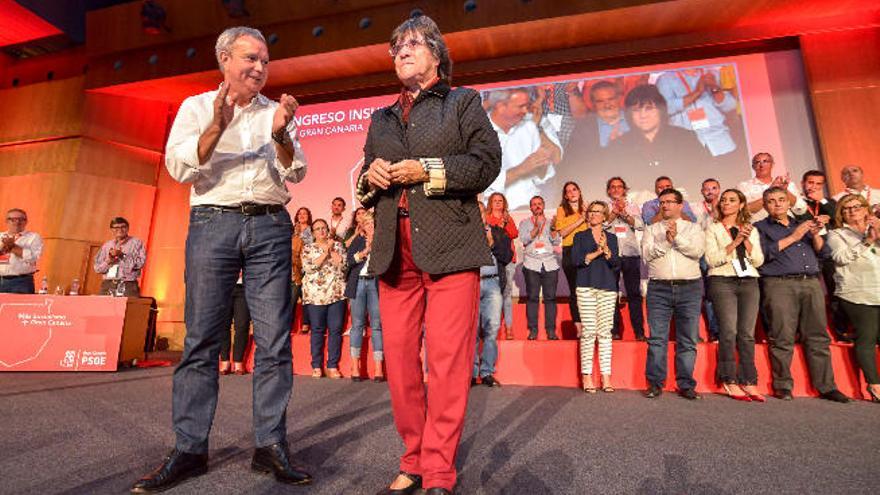 Franquis aplaude a Pino Sosa, que será nombrada en breve presidenta de honor del PSOE de Gran Canaria.