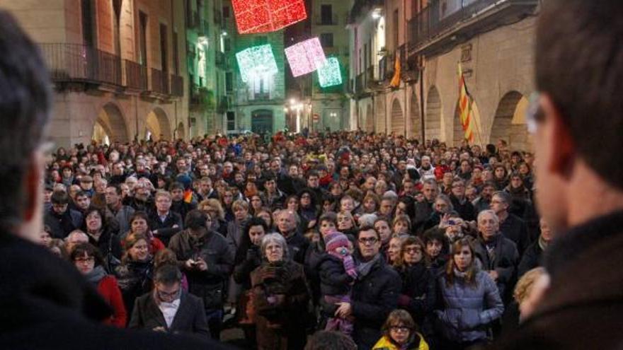 La plaça del Vi de Girona es va omplir ahir a la tarda per defensar el model educatiu de l´escola catalana.