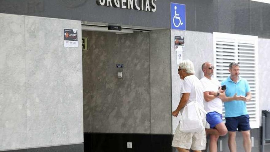 Varios amigos de Angel Nieto en la puerta de Urgencias.