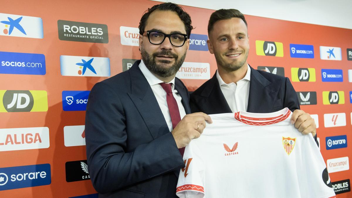 Saúl Ñíguez junto a Víctor Orta durante el acto de presentación