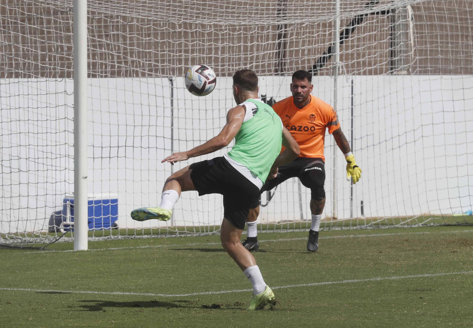 Entrenamiento del Valencia con Herrerín