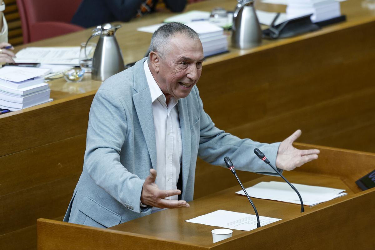 GRAFCVA3662. VALENCIA, 07/05/2026.- El síndic de Compromís, Joan Baldoví, durante su intervención en la sesión de control al president de la Generalitat, Juanfran Pérez Llorca, en la que este responde a preguntas de los grupos parlamentarios sobre sus cinco meses de gobierno, sobre el aforamiento de su predecesor, Carlos Mazón, y sobre el impacto en el empleo de las políticas de Pedro Sánchez. EFE/Biel Aliño