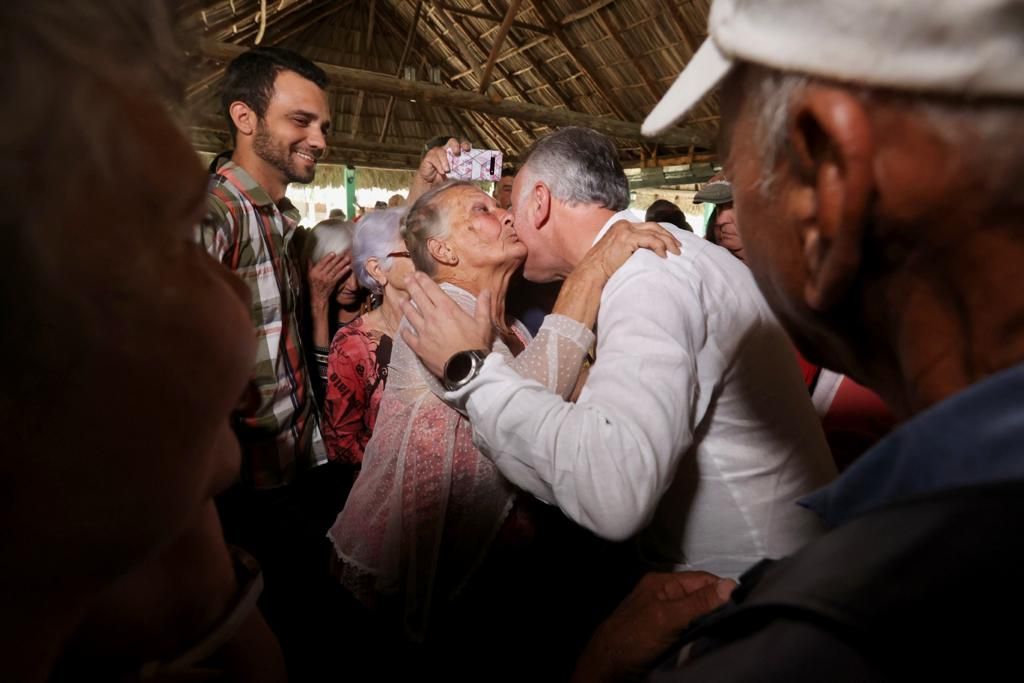 Ángel Víctor Torres visita Cuba