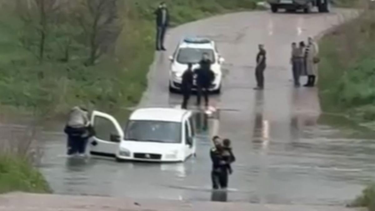 Rescatescate del conductor y los menores en el río Manol, en Vilatenim